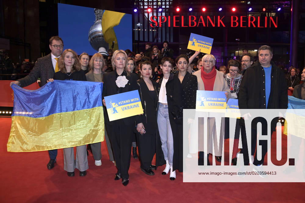 Carlo Chatrian, Oleksii Makeiev, Kristen Stewart, Claudia Roth and Mariette Rissenbeek together with Ukrainian filmmakers and members of the Intarnational Jury demonstrate their solidarity with Ukraine on the Red Carpet in front of the Berlinale Palast at the Berlinale 2023 73 Berlin International Film Festival Berlin, 24 02 2023 Foto:xF.xFuturexImage