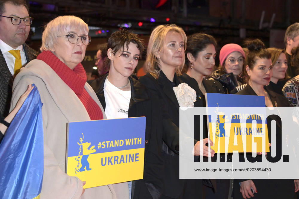 Oleksii Makeiev, Claudia Roth and Kristen Stewart together with Ukrainian filmmakers and members of the Intarnational Jury demonstrate their solidarity with Ukraine on the Red Carpet in front of the Berlinale Palast at the Berlinale 2023 73 Berlin International Film Festival Berlin, 24 02 2023 Foto:xF.xFuturexImage