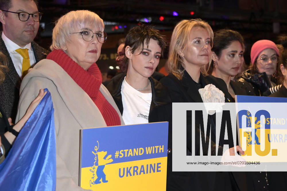 Oleksii Makeiev, Claudia Roth and Kristen Stewart together with Ukrainian filmmakers and members of the Intarnational Jury demonstrate their solidarity with Ukraine on the Red Carpet in front of the Berlinale Palast at the Berlinale 2023 73 Berlin International Film Festival Berlin, 24 02 2023 Foto:xF.xFuturexImage