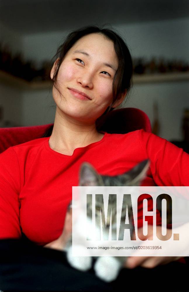 SCANPIX SWEDEN, 2001 03 01 Author Astrid Trotzig in Stockholm Cat in her arms