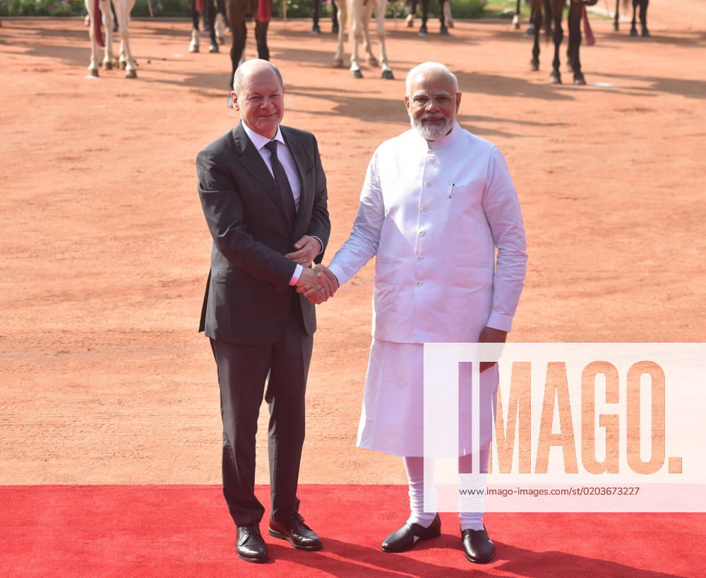 KW08 German Chancellor visits India German Federal Chancellor Olaf Scholz (L) is welcomed by Prime Minister Narendra Modi during a ceremonial reception at Rashtrapati Bhavan. Delhi Delhi India