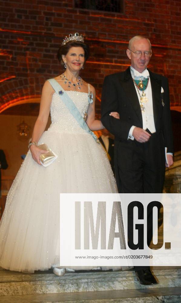 STOCKHOLM 011210 Queen Silvia arrives at the Nobel Banquet with the Chairman of the Nobel Foundation, Bengt Samuelsson STOCKHOLM Sweden PB KOD 1030