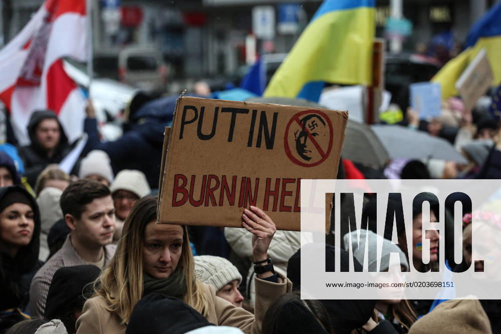 A demonstrator holds a sign reading Putin burn in hell during a protest in occasion of the one-year anniversary of Russia s invasion of Ukraine in Brussels, Belgium, February 25, 2023. Brussels Belgium - ZUMAm177 20230225_zip_m177_001