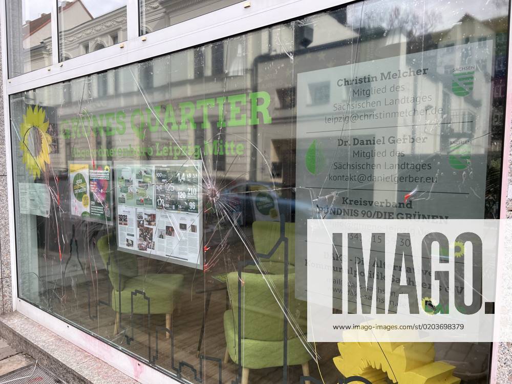 Leipzig - Graffiti an Parteibüros 24.02.2023 gegen 12 Uhr Leipzig, Heinrichstraße & Hohe Straße Fotograf: LausitzNews.de Pressemitteilung der PD Leipzig: Graffiti an Parteibüros 1. Fall Ort: Leipzig (Zentrum-Süd) Zeit: 22.02.2023, 17:00 Uhr bis 23.02.2023, 10:00 Uhr Unbekannte Tatverdächtige brachten an die Jalousien eines Abgeordnetenbüros der Partei Die Grünen ein Graffiti an. Mit roter Farbe sprühten sie einen Schriftzug in einer Größe von 2,24 x 1,40 Meter. Es entstand Sachschaden in Höhe von etwa 150 Euro. 2. Fall Ort: Leipzig (Reudnitz-Thonberg) Zeit: 22.02.2023, 15:00 Uhr bis 23.02.2023, 09:00 Uhr Einen rotfarbenen Schriftzug in der Größe von circa 3,5 m x 1,5 Meter sprühten Unbekannte an die Schaufensterscheibe des Wahlkreisb