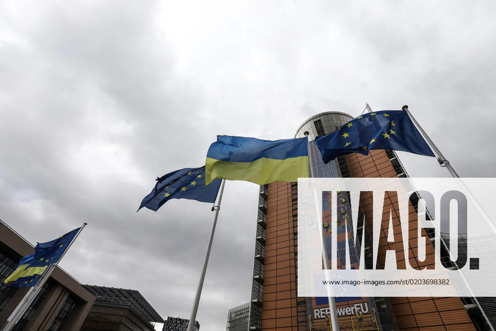 European and Ukrainian flags float outside the European Commission headquarters in occasion of the one-year anniversary of Russia s invasion of Ukraine in Brussels, Belgium, February 25, 2023. Brussels Belgium - ZUMAm177 20230225_zip_m177_022