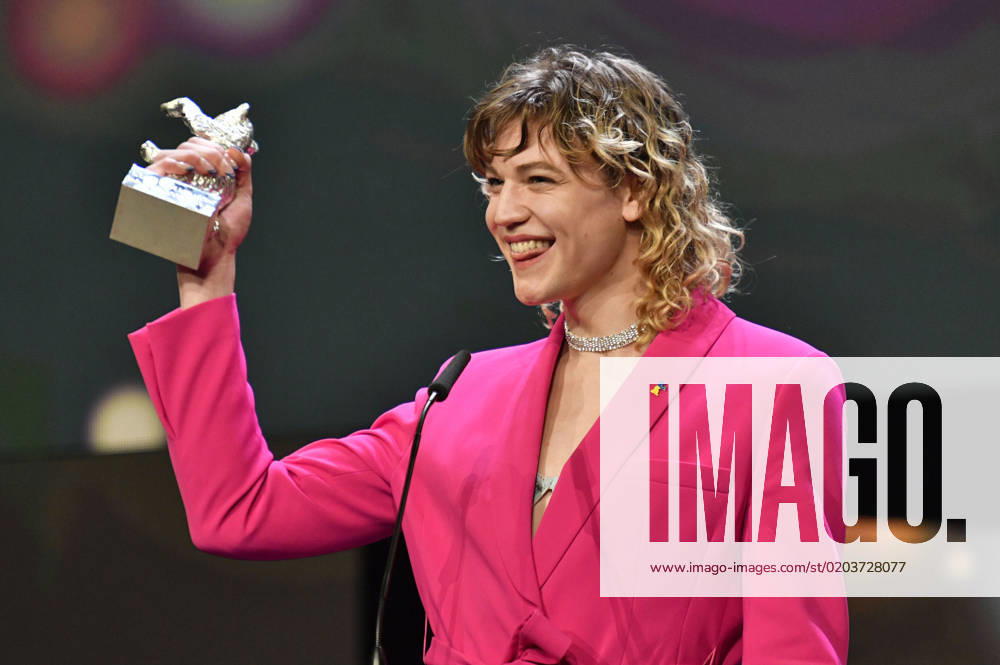 Thea Ehre with the Silver Bear for Best Acting Performance in a Supporting Role for Until the End of the Night at the Closing Ceremony with Award Ceremony at the Berlinale 2023 73 Berlin International Film Festival at the Berlinale Palast Berlin, 25 02 2023 Foto:xN.xKubelkax xFuturexImage