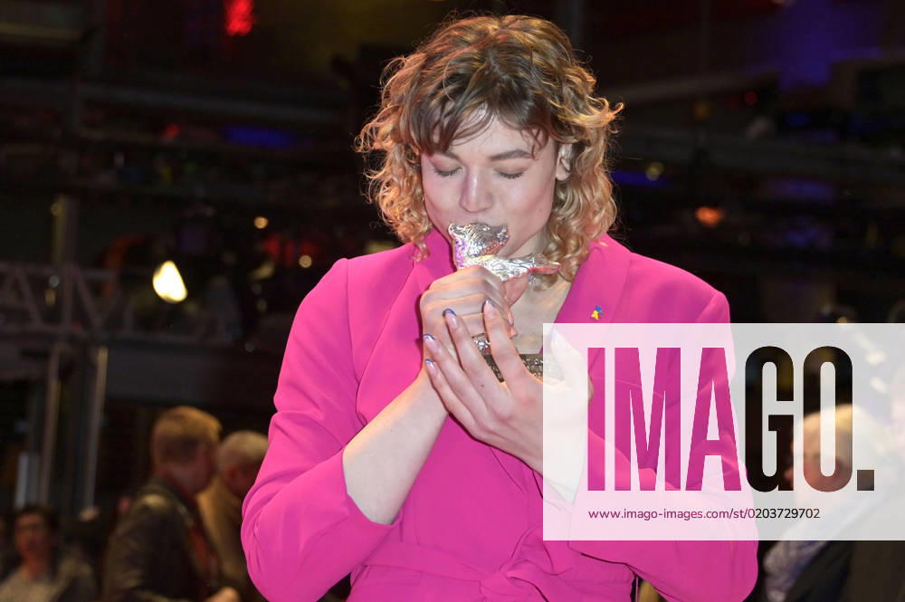 Thea Ehre with the Silver Bear for Best Acting Performance in a Supporting Role for Until the End of the Night at the Closing Ceremony with Award Ceremony at the Berlinale 2023 73 Berlin International Film Festival at the Berlinale Palast Berlin, 25 02 2023 Foto:xF.xFuturexImage