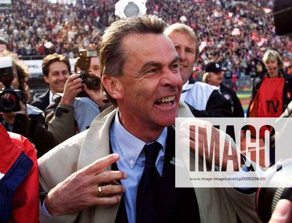 Trainer Ottmar Hitzfeld (Bayern) glücklich Fußball 1. BL Herren Saison 1999 2000, FC Bayern München, Deutscher Meister, Meisterschaft Einzelbild Olympiastadion München Glück, Freude, Begeisterung,