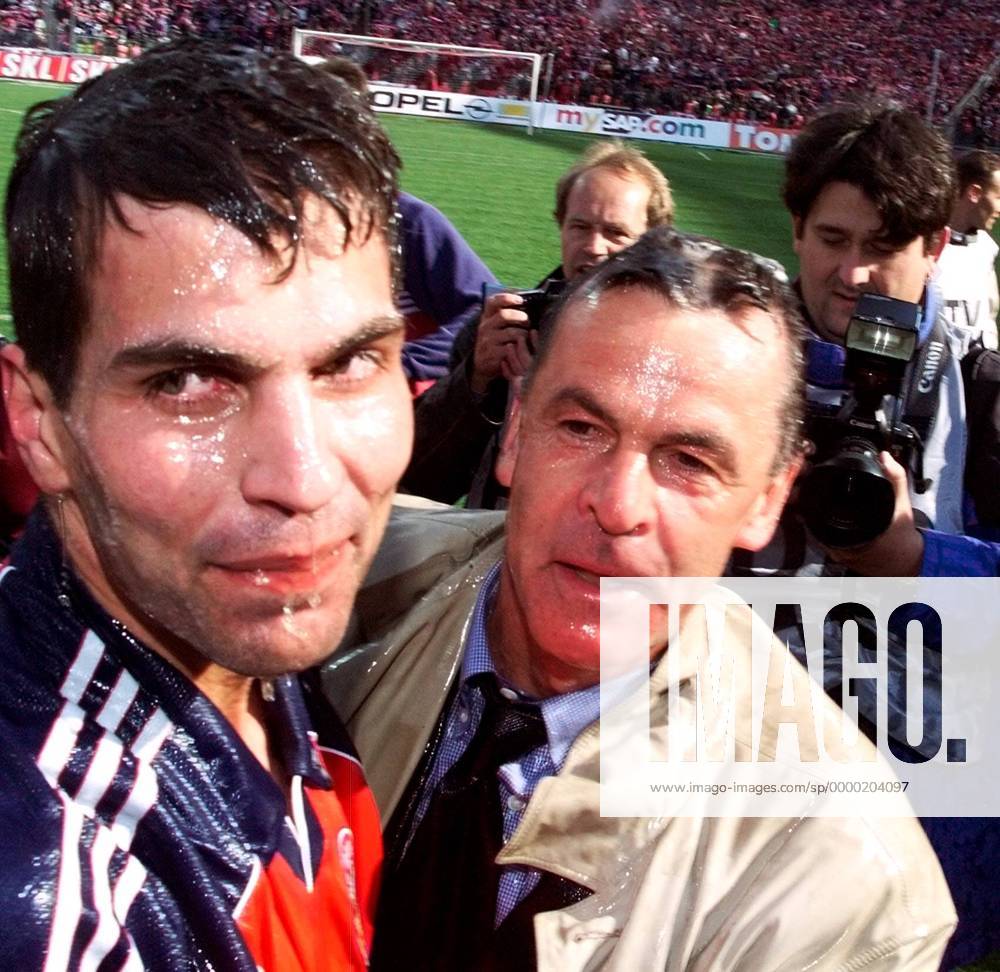 Trainer Ottmar Hitzfeld (Mitte) und Markus Babbel (beide Bayern) - biergetränkt Fußball 1. BL Herren Saison 1999 2000, FC Bayern München, Deutscher Meister, Meisterschaft, Meisterfeier Gruppe Olympiastadion München Freude, Komik,