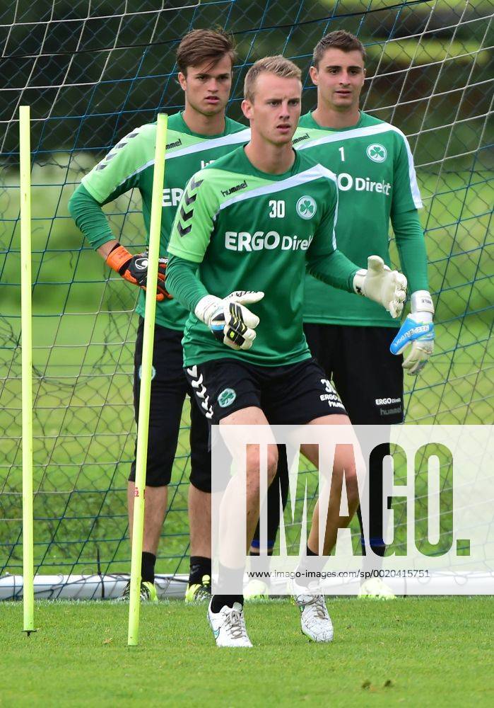 Fussball - 2. Bundesliga - Saison 2015 2016 - SpVgg Greuther Fürth Fuerth - Training Trainingslager Saalfelden - - Mark Flekken (30, SpVgg Greuther Fürth ) vor Bastian Lerch (40, SpVgg Greuther Fürth ) und Sebastian Mielitz (1, SpVgg Greuther Fürth )