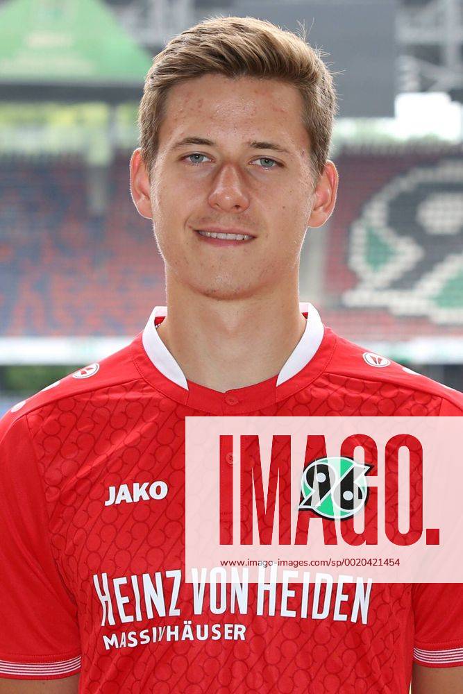 Hannover Fussball, Fußball, Bundesliga Saison 2015-2016, Hannover 96, HDI Arena, Portrait Waldemar Anton