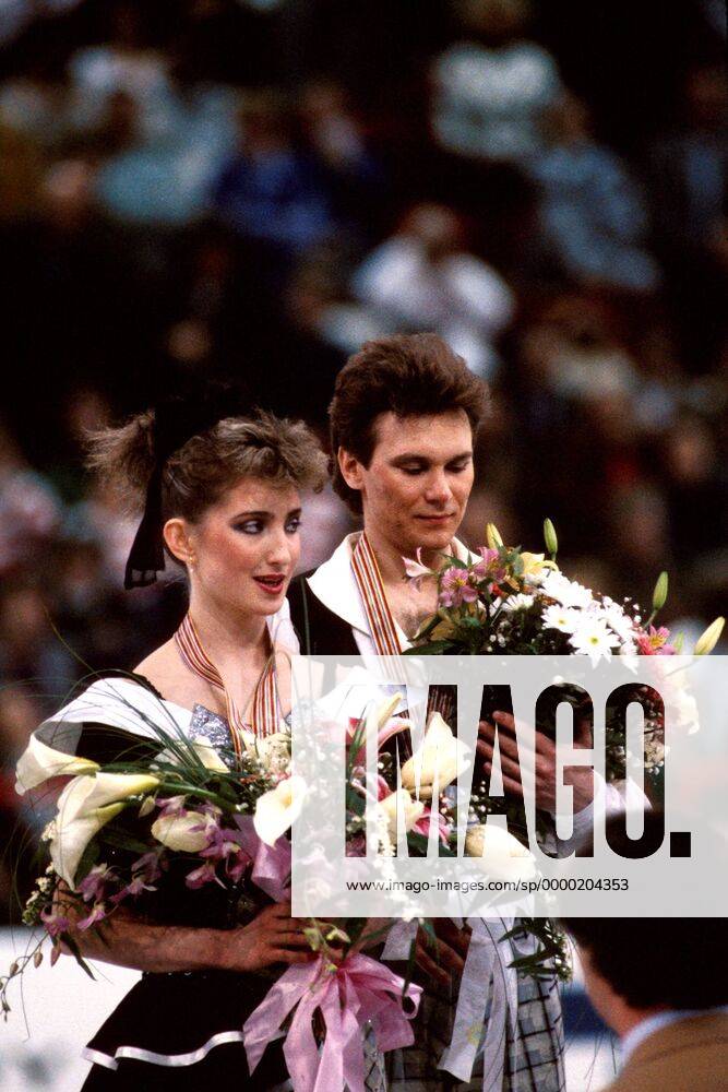 Weltmeister Marina Klimova und Sergei Ponomarenko (beide UdSSR) bei der Siegerehrung Eistanz WM Weltmeisterschaft im Eistanzen 1989 Gruppe Paris