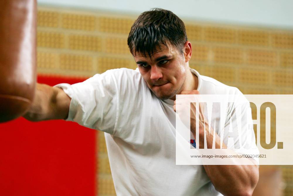 Denis Boytsov (Rußland) trainiert am Sandsack Boxen Herren Boxen 2006, Boxsport, Profiboxen, Training, Schwergewicht Einzelbild Hamburg