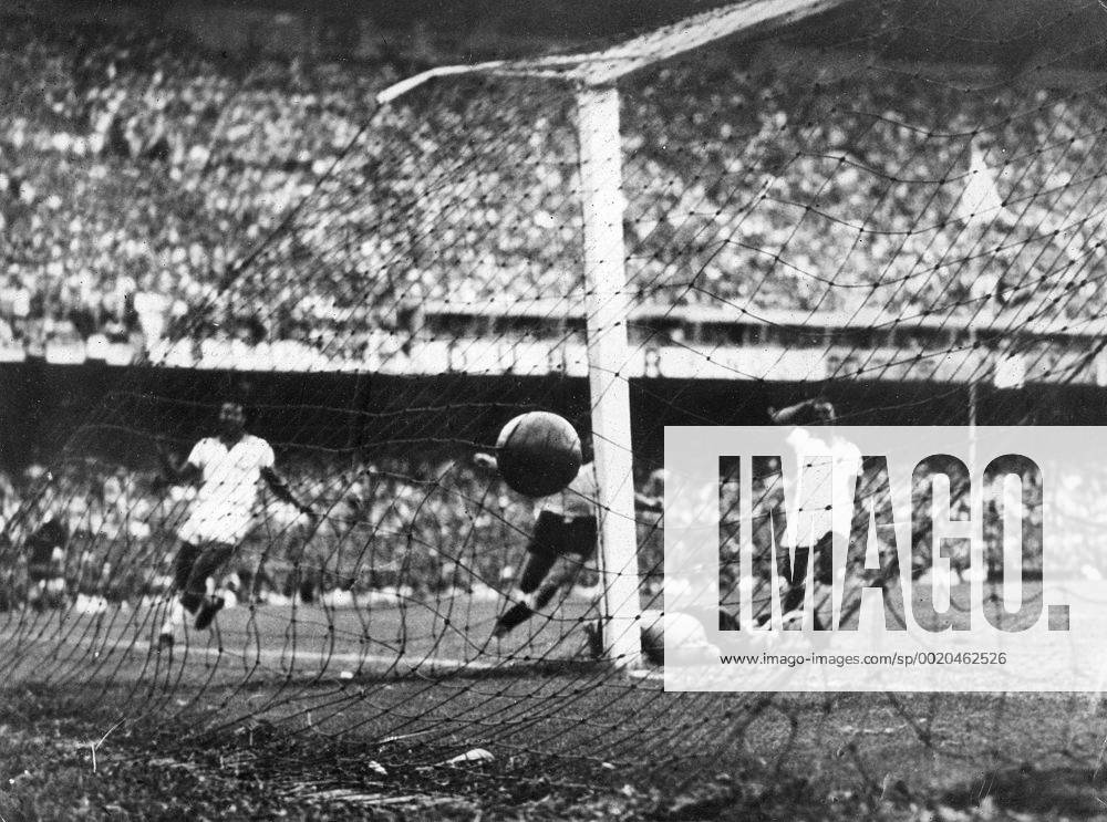 Rio de Janeiro - FIFA WM 1950 - Finale - Brasilien vs Uruguay 1.2 - Tor für Uruguay - - ZUMAe61_