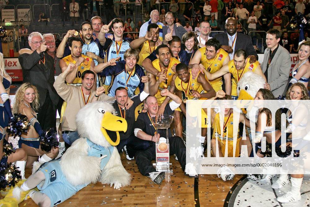 Spieler, Trainer und Funktionäre von ALBA Berlin versammeln sich für das Siegerfoto zum BBL Pokalsieg 2005 2006 Basketball 1. BL Herren BBL Pokal 2005 2006, Pokalspiel, Finalrunde, Top4, Top 4, Final Four, Endrunde, Finale, Endspiel Totale Funktionär, Vereinsführung, Vorstand Pokalendspiel Bamberg, Präsidium, Betreuer, Mannschaftsbild Freude,