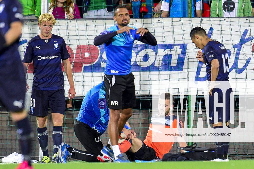 Vilnius, Litauen - 150721 Byte signaleras efter Malmö FFs malvakt Zlatan Azinovic skadats - UEFA Champions League Quali 2015 2016 - Zalgiris Vilnius vs Malmö FF - kod LT 35107 News - July 21, 2015 - ZUMAb138