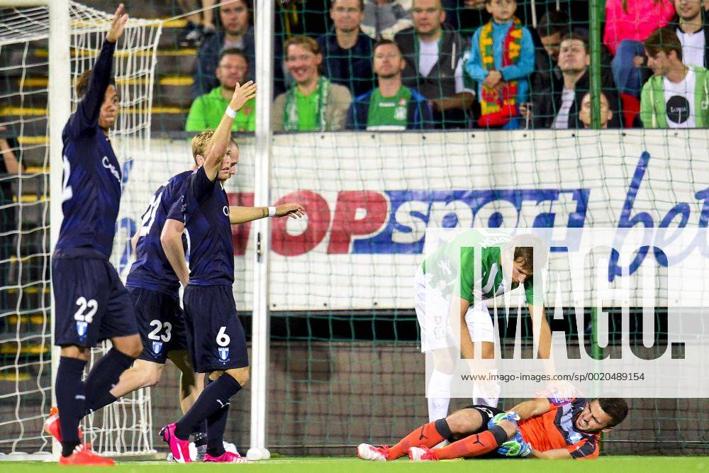 Vilnius, Litauen - 150721 Malmö FFs malvakt Zlatan Azinovic skadad - UEFA Champions League Quali 2015 2016 - Zalgiris Vilnius vs Malmö FF - kod LT 35107 News - July 21, 2015 - ZUMAb138