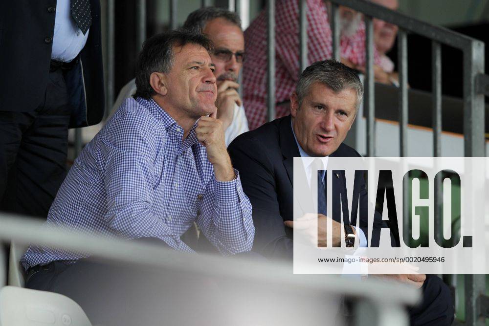 Davor Suker (rechts) im Gespraech mit Dinamo-Praesident Zdravko Mamic 22.07.2015 Fussball Champions League Qualifikation, 1. Runde, Rueckspiel, Saison 2015-2016 22.07.2015 LUX, CLQ, CS Fola Esch (LUX) - GNK Dinamo Zagreb (CRO) Stade Josy Barthel, Luxemburg