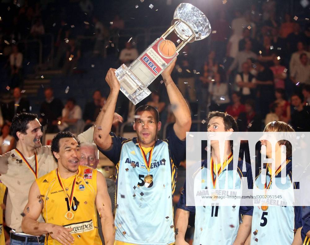 V.li.: Matej Mamic, Demond Greene, Stephen Arigbabu mit der Siegertrophäe, Philip Zwiener und Robert Kulawick (alle ALBA) jubeln während der Siegerehrung für den Pokalsieg 2006 Basketball 1. BL Herren BBL Pokal 2005 2006, Pokalspiel, Finalrunde, Endrunde, Top 4, Top4, Final Four, Finale, Endspiel Gruppe Bamberg Freude,