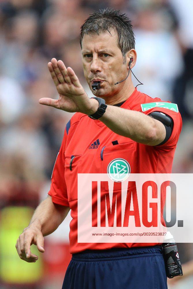 Deutschland,Hamburg, Millerntorstadion, Fussball, 2. Bundesliga, Saison 2015 2016, FC St.Pauli - Arminia Bielefeld, Schiedsrichter Wolfgang Stark