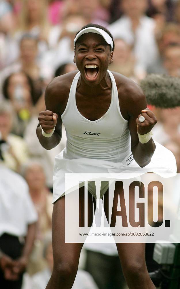 Venus Williams (USA) jubelt über ihren Wimbledon Sieg 2005 Tennis Damen All England Championships 2005, Grand Slam, WTA Tour, Finale, Endspiel Einzelbild Wimbledon London Glück Begeisterung, Freude,