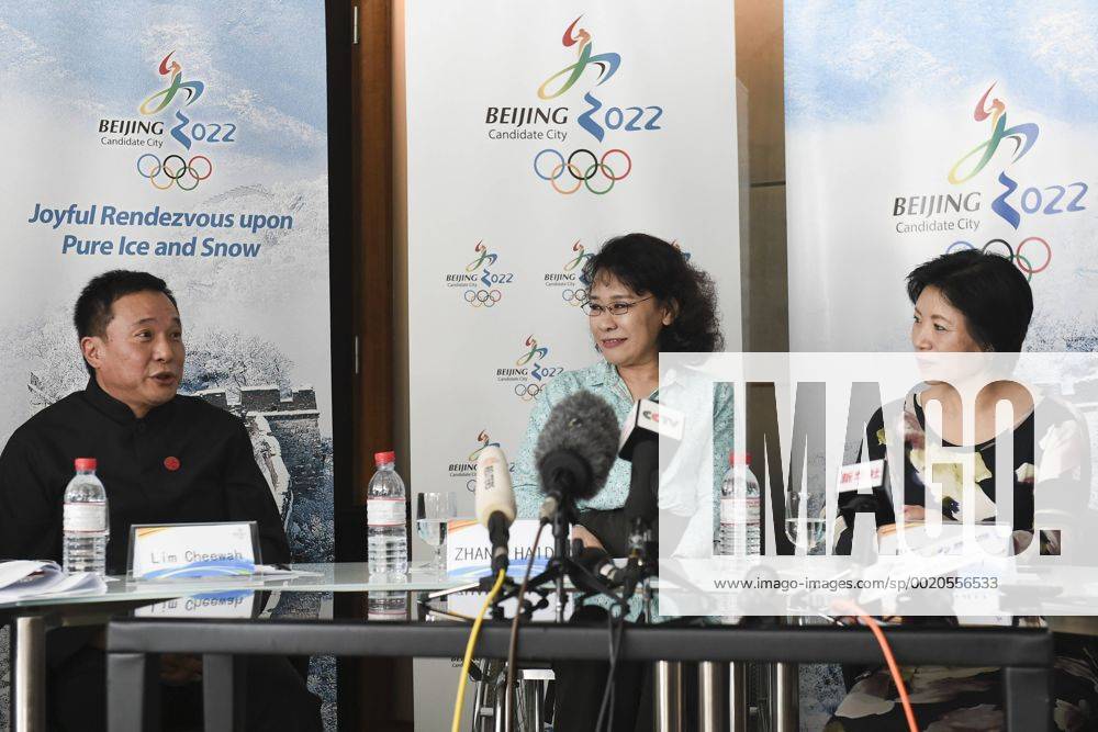 (CHINA OUT) Zhang Haidi (C), Vice President of the Beijing 2022 Olympic Winter games Winterspiele Spiele Summer games Bid Committee, attends Beijing Bid Committee Press Briefing at the Traders Hotel prior to the 128th IOC Session on July 27, 2015 in Kuala Lumpur, Malaysia. CFP470873315