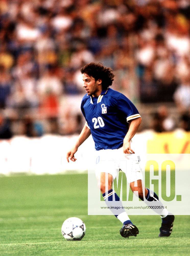 Alessandro Del Piero (Italien) am Ball Fußball Länderspiel Herren Mini-WM 1997, Nationalmannschaft, Nationalteam, Nationaltrikot, Einzelbild Stade Gerland, Länderspiel Lyon Dynamik,