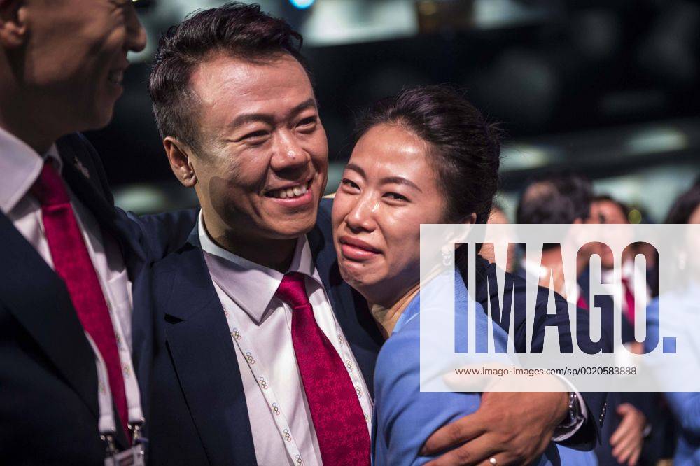 (150731) -- KUALA LUMPUR, July 31, 2015 -- Shen Xue (front R), Zhao Hongbo, former Chinese Winter Olympic champions and members of Beijing 2022 Olympic Winter games Winterspiele Spiele Summer games delegation, hug and celebrate after Beijing won the bid at the 128th International Olympic Committee session in Kuala Lumpur, Malaysia, Friday, July 31, 2015. ) (SP)MALAYSIA-KUALA LUMPUR-IOC-2022 WINTER OLYMPICS-BEIJING LuixSiuxWai