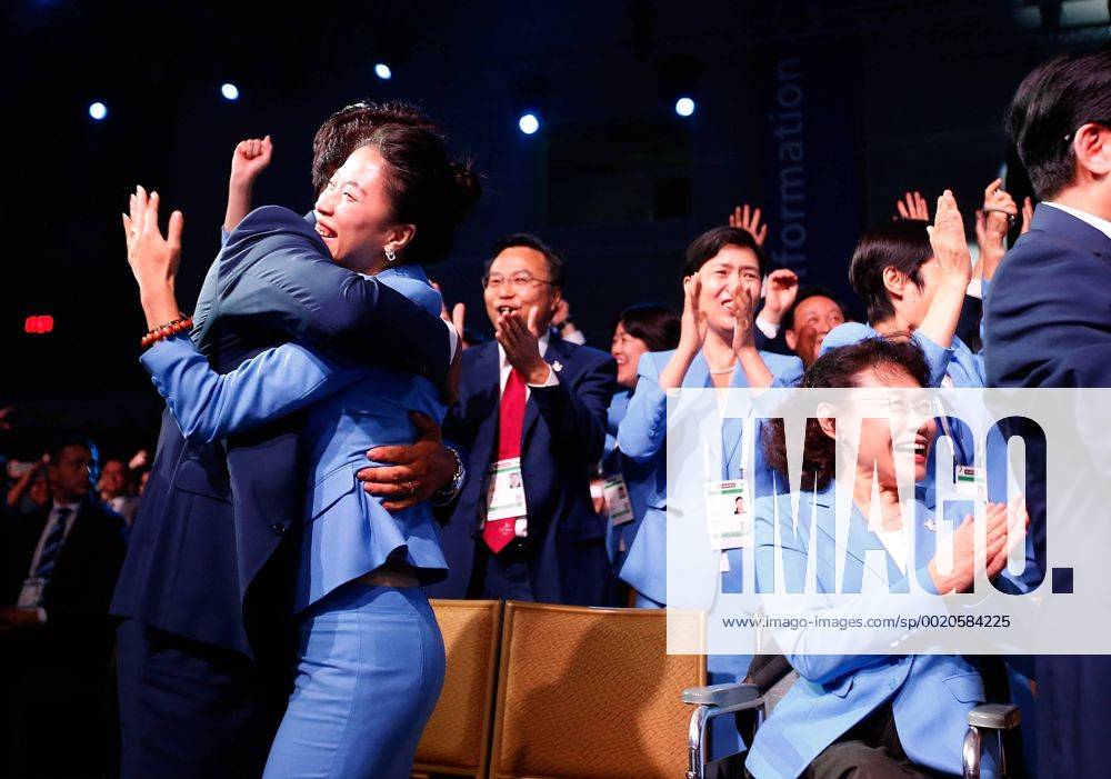 (150731) -- KUALA LUMPUR, July 31, 2015 -- Memebers of Beijing 2022 Olympic Winter games Winterspiele Spiele Summer games bid delegation celebrate after Beijing won the bid at the 128th International Olympic Committee session in Kuala Lumpur, Malaysia, Friday, July 31, 2015. ) (SP)MALAYSIA-KUALA LUMPUR-IOC-2022 WINTER OLYMPICS-BEIJING WangxLili