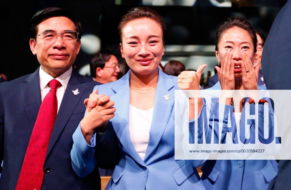 (150731) -- KUALA LUMPUR, July 31, 2015 -- Wang Anshun, Li Nina and Shen Xue (L-R), memebers of Beijing 2022 Olympic Winter games Winterspiele Spiele Summer games bid delegation, celebrate after Beijing won the bid at the 128th International Olympic Committee session in Kuala Lumpur, Malaysia, Friday, July 31, 2015. ) (SP)MALAYSIA-KUALA LUMPUR-IOC-2022 WINTER OLYMPICS-BEIJING WangxLili