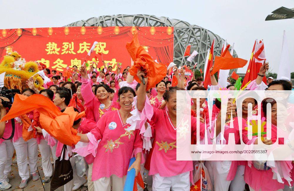 IOC names Beijing as host of 2022 Winter games Winterspiele Spiele Summer games People in Beijing celebrate on July 31, 2015, as the International Olympic Committee announces the Chinese capital will host the 2022 Winter Olympic Games Olympische Spiele Olympia OS