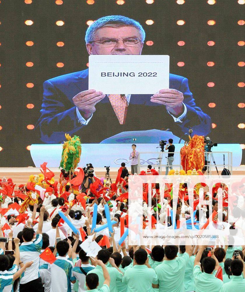 IOC names Beijing as host of 2022 Winter games Winterspiele Spiele Summer games People in Beijing celebrate on July 31, 2015, as the International Olympic Committee announces the Chinese capital will host the 2022 Winter Olympic Games Olympische Spiele Olympia OS