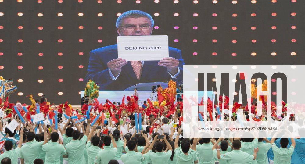 (150731) -- BEIJING, July 31, 2015 -- People gather to celebrate at the Olympic Green in Beijing, capital of China, July 31, 2015. Beijing, together with its neighbor city Zhangjiakou, won the bid to host the 2022 Olympic Winter games Winterspiele Spiele Summer games ) (mp) CHINA-BEIJING-2022 WINTER OLYMPICS-CELEBRATION (CN) XiexHuanchi