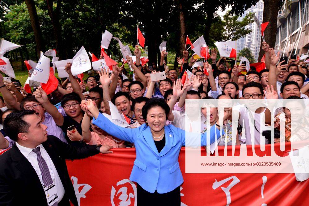 (150731) -- KUALA LUMPUR, July 31, 2015 -- Liu Yandong (C), Chinese Vice Premier and head of Beijing 2022 Winter Olympics bid delegation, poses for photo with local Chinese people in Kuala Lumpur, Malaysia, July 31, 2015. Beijing won the bid to host 2022 Winter Olympic Games Olympische Spiele Olympia OS at the 128th International Olympic Committee session in Kuala Lumpur Friday. ) (SP)MALAYSIA-KUALA LUMPUR-IOC-2022 WINTER OLYMPICS-BEIJING ChongxVoonxChung