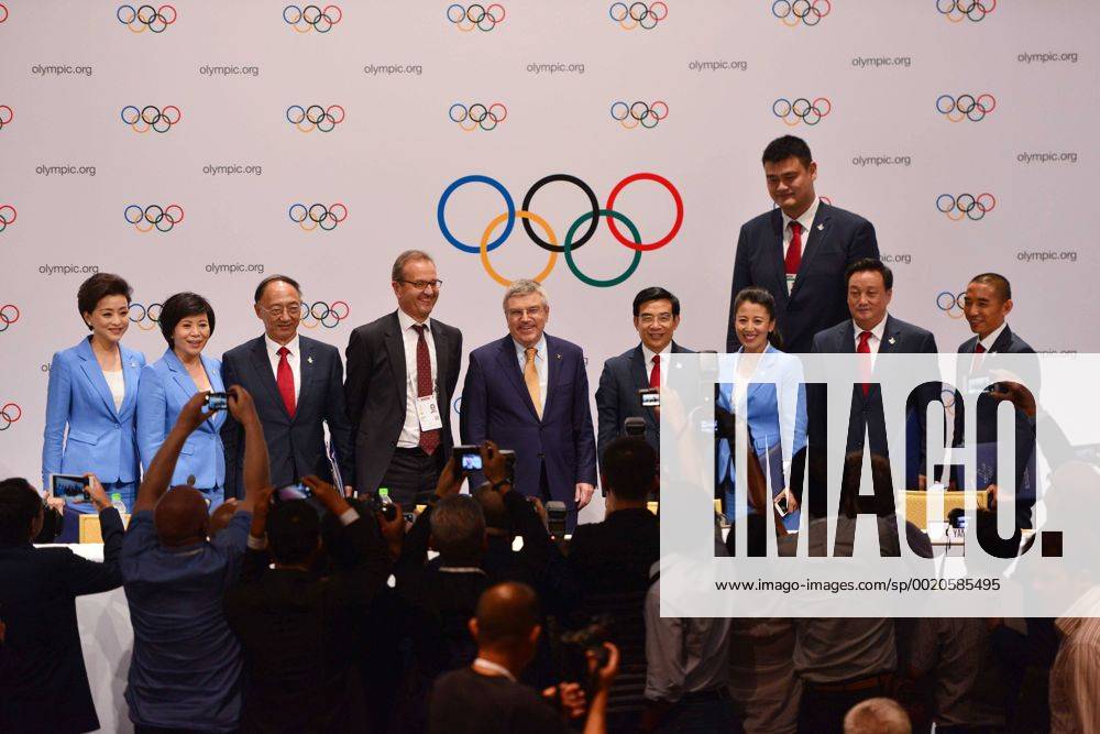 (150731) -- KUALA LUMPUR, July 31, 2015 -- Members of Beijing 2022 Winter Olympic Games Olympische Spiele Olympia OS bid delegation and members of International Olympic Committee (IOC) pose for a photo at a joint press conference PK Pressekonferenz after the 128th IOC session in Kuala Lumpur, Malaysia, July 31, 2015. Beijing won the bid of 2022 Winter Olympics at the 128th International Olympic Committee session on Friday. ) (SP)MALAYSIA-KUALA LUMPUR-IOC-2022 WINTER OLYMPICS-BEIJING ChongxVoonxChung