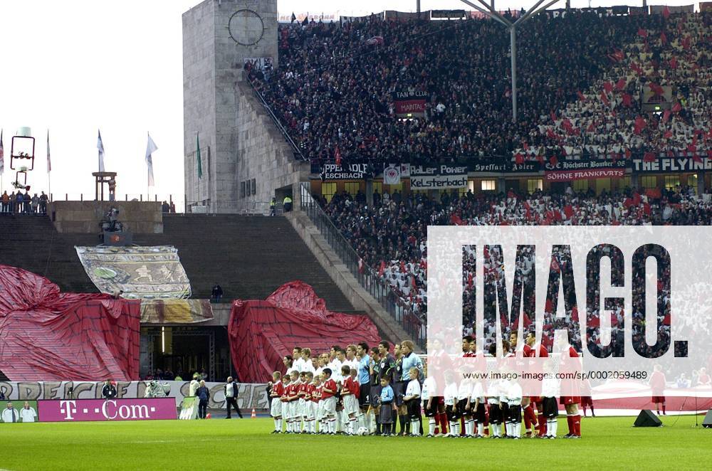 Mannschaften von Frankfurt (li.) und Bayern stehen für das Pokalfinale 2006 im Berliner Olympiastadion bereit Fußball Herren DFB Pokal 2005 2006, Pokalspiel, Finale, Endspiel, Pokalfinale, Pokalendspiel Totale Olympiastadion Berlin