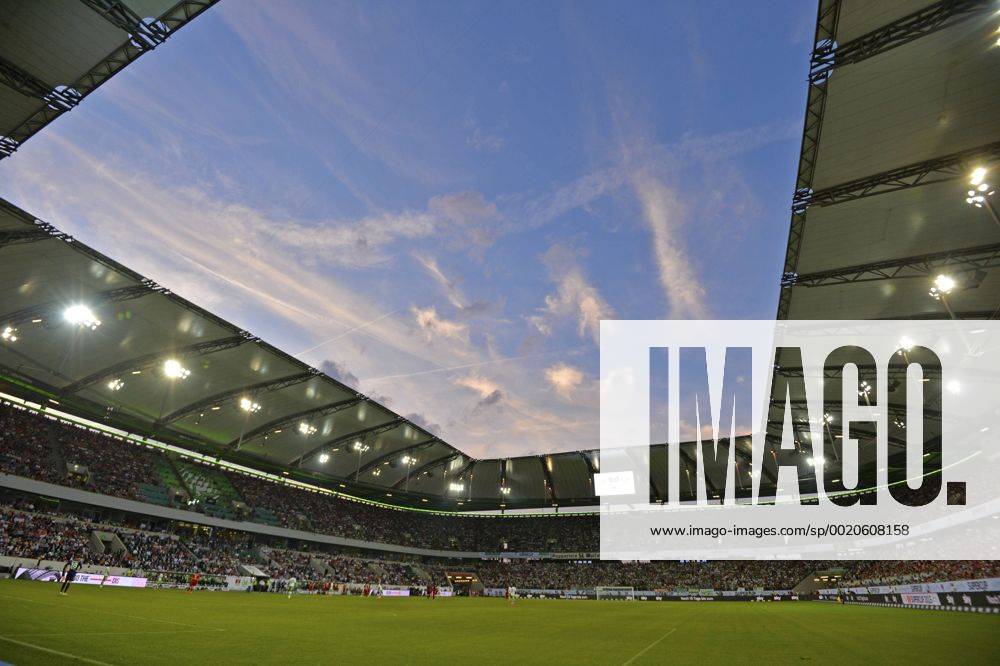 DFL-Supercup 2015, VfL Wolfsburg - , in der Volkswagen-Arena Wolfsburg. Blau weisser Wolkenhimmel über dem Stadion.
