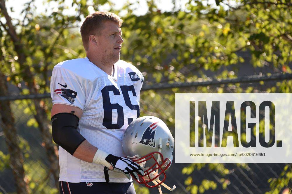 Foxborough, MA - New England Patriots guard Jordan Devey (65) walks to the practice field during the New England Patriots training camp held at Gillette Stadium. NFL American Football Herren USA 2015: Patriots Training Camp AUG 02 - ZUMAc04_