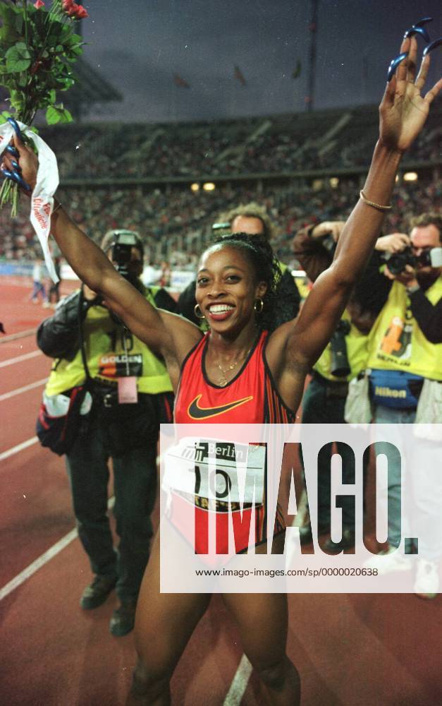 Gail Devers mit Blumen jubelnd Leichtathletik Damen ISTAF, Golden Four, Meeting, Sportfest: Sprint, 100 m, 110 m Hürden Einzelbild Olympiastadion Berlin Freude,