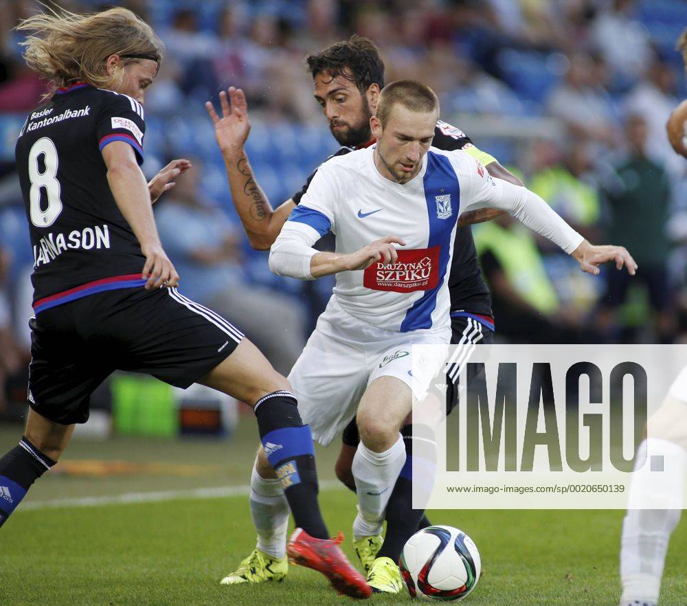 Basel Schweiz , Fussball Herren Saison 2015 2016 Stadion Sr.Jakob Park Champions League Qualifikation Rueckspiel FC Basel - KKS Lech Poznan Bild zeigt Birkir Bjarnason (FC Basel) gegen Szymon Pawlowski (Poznan) .Aktion Zweikampf Foto