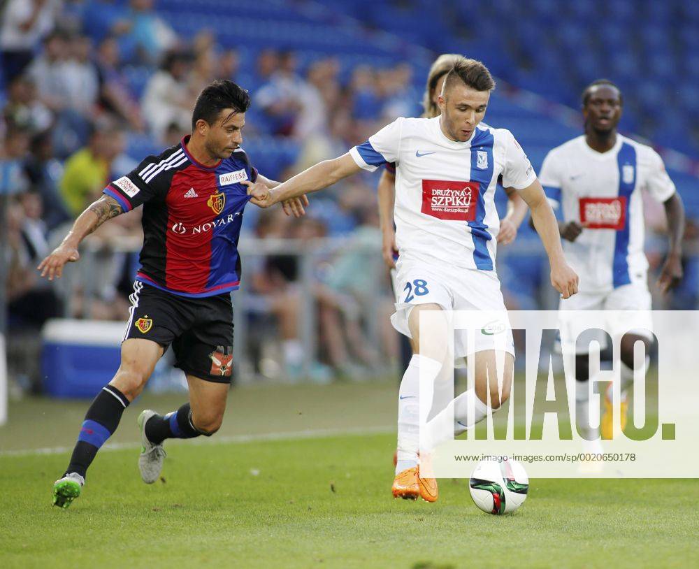 Basel Schweiz , Fussball Herren Saison 2015 2016 Stadion Sr.Jakob Park Champions League Qualifikation Rueckspiel FC Basel - KKS Lech Poznan Bild zeigt Behrang Safari (FC Basel) gegen Dariusz Formella (Poznan) .Aktion Zweikampf Foto