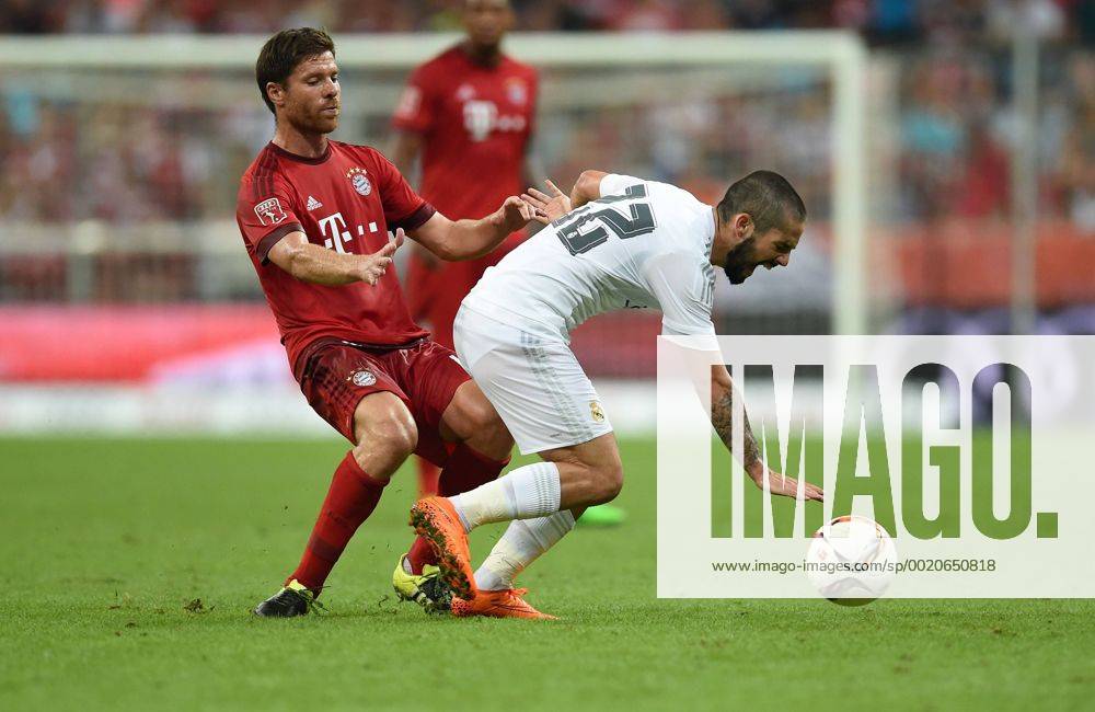 Audi Cup 2015 Saison 2015 2016 Finale FC Bayern Muenchen - Real Madrid 05.08.2015 Xabi Alonso (li, FC Bayern Muenchen) gegen Isco (re, Real Madrid)