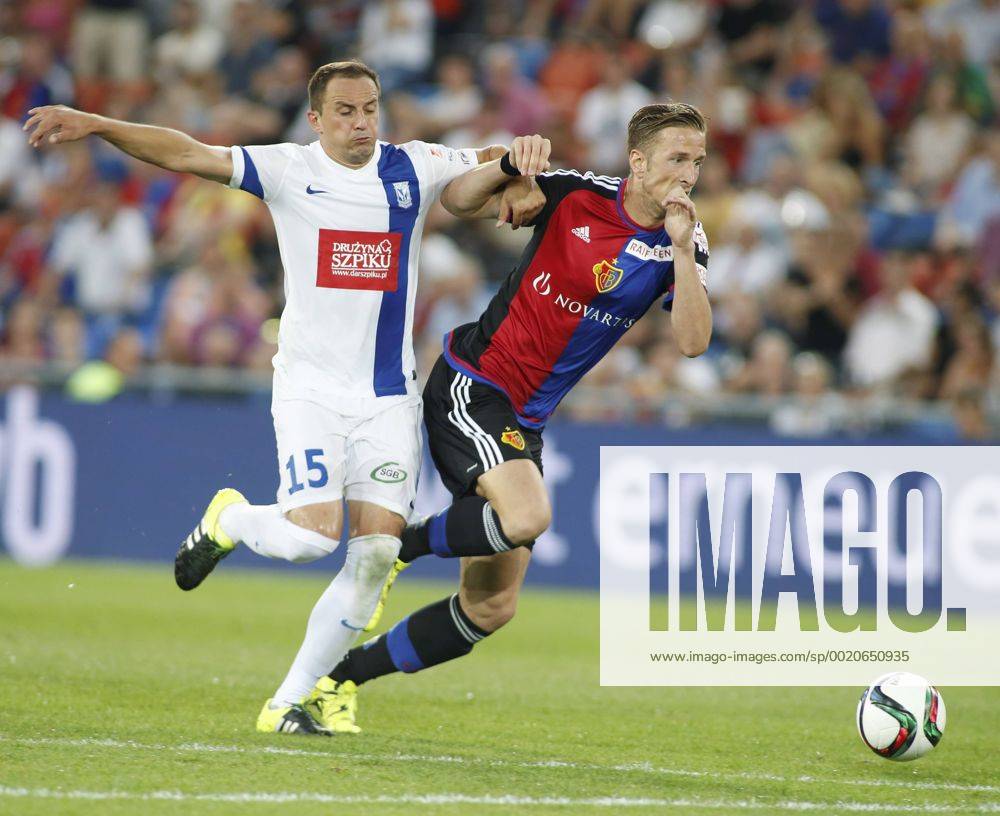 Basel Schweiz , Fussball Herren Saison 2015 2016 Stadion Sr.Jakob Park Champions League Qualifikation Rueckspiel FC Basel - KKS Lech Poznan Bild zeigt Marc Janko (FC Basel) re. gegen Dariusz Dudka (Poznan) .Aktion Zweikampf Foto