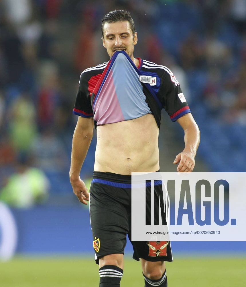 Basel Schweiz , Fussball Herren Saison 2015 2016 Stadion Sr.Jakob Park Champions League Qualifikation Rueckspiel FC Basel - KKS Lech Poznan Bild zeigt Zdravko Kuzmanovic (FC Basel) .Aktion Einzelbild Foto