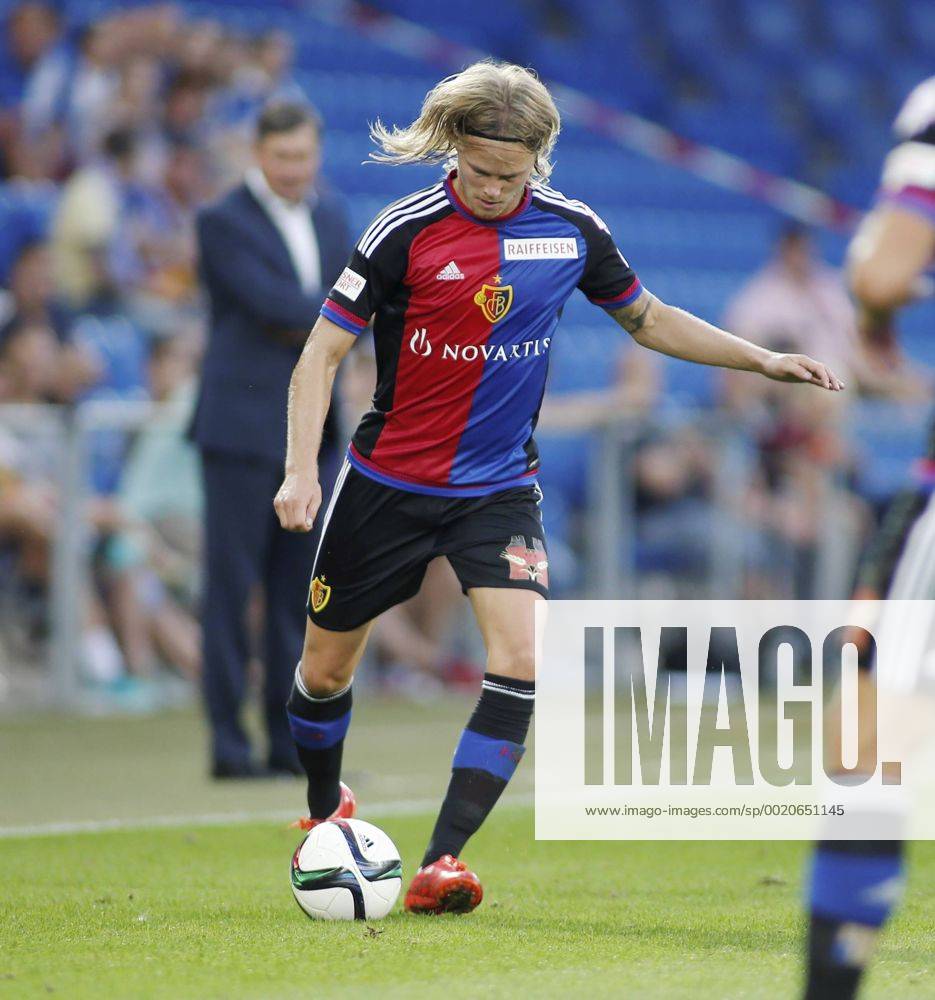 Basel Schweiz , Fussball Herren Saison 2015 2016 Stadion Sr.Jakob Park Champions League Qualifikation Rueckspiel FC Basel - KKS Lech Poznan Bild zeigt Birkir Bjarnason (FC Basel) .Aktion Einzelbild Foto