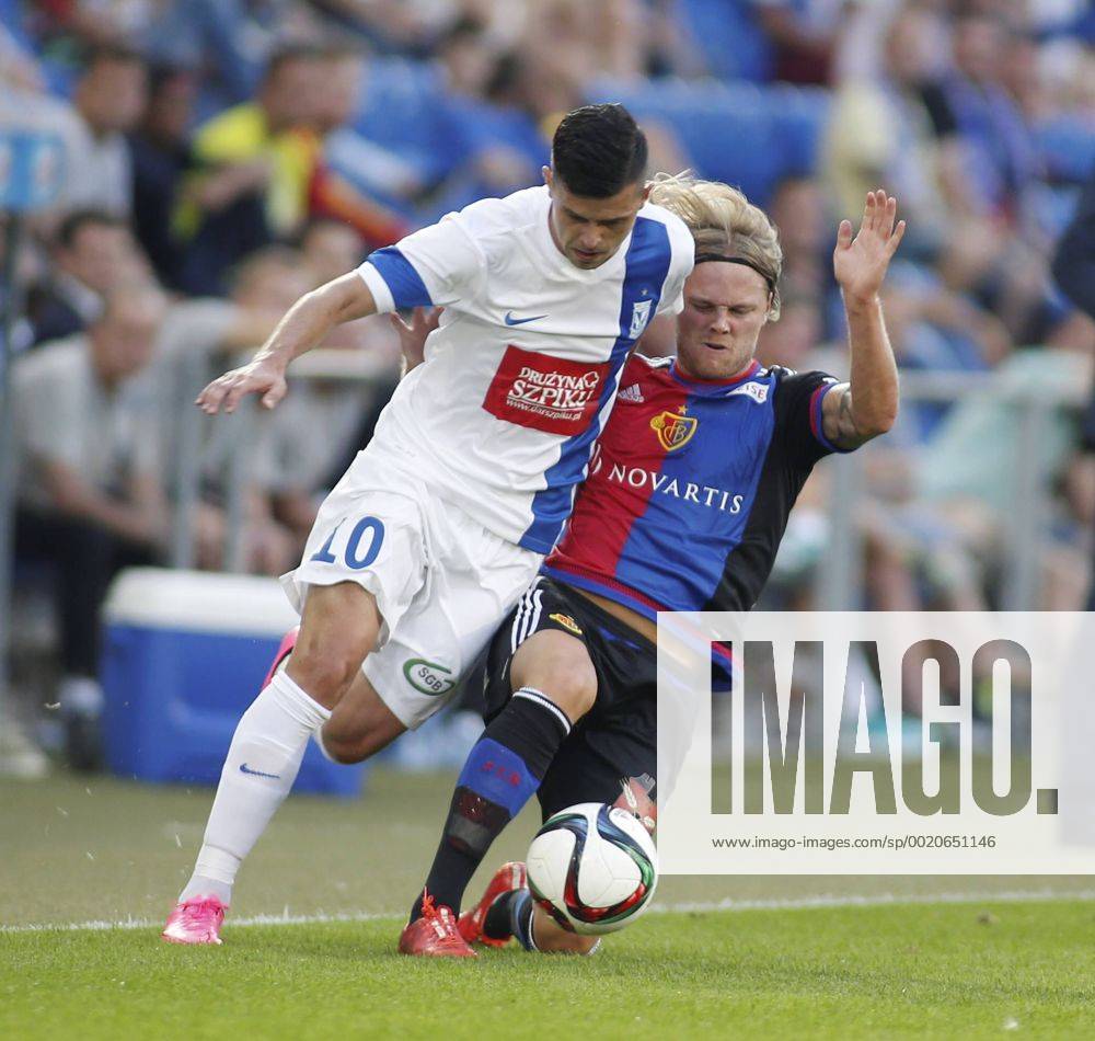 Basel Schweiz , Fussball Herren Saison 2015 2016 Stadion Sr.Jakob Park Champions League Qualifikation Rueckspiel FC Basel - KKS Lech Poznan Bild zeigt Birkir Bjarnason (FC Basel) re. gegen Darko Jevtic (Poznan) .Aktion Zweikampf Foto