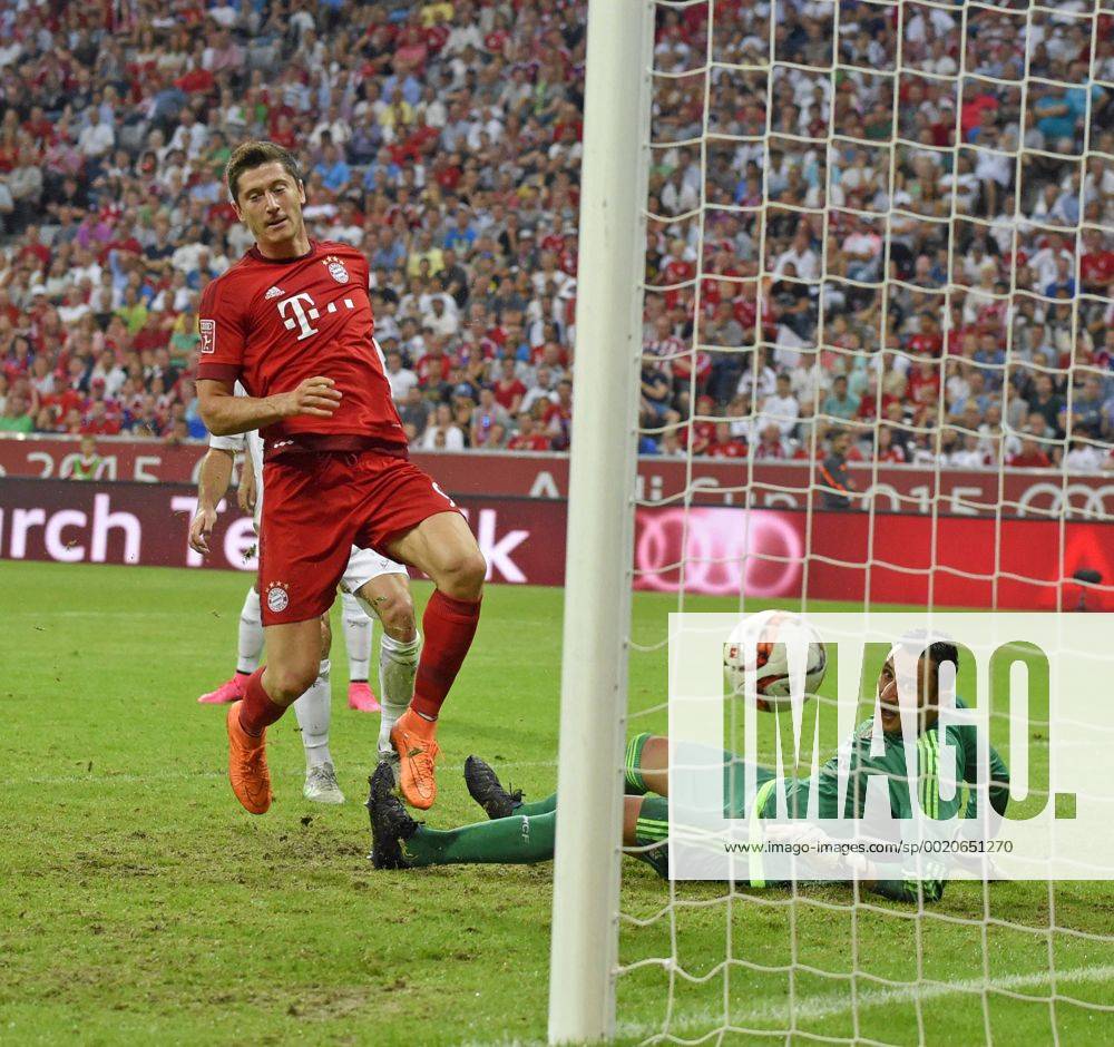 AUDI-Cup 2015, Finale, FC Bayern München - Real Madrid, in der Allianz-Arena München, Torschuss zum Siegtor zum 1:0 von Robert Lewandowski (mitte, Bayern München). Re: Torwart Keylor Navas (Real Madrid) ohne Chance.