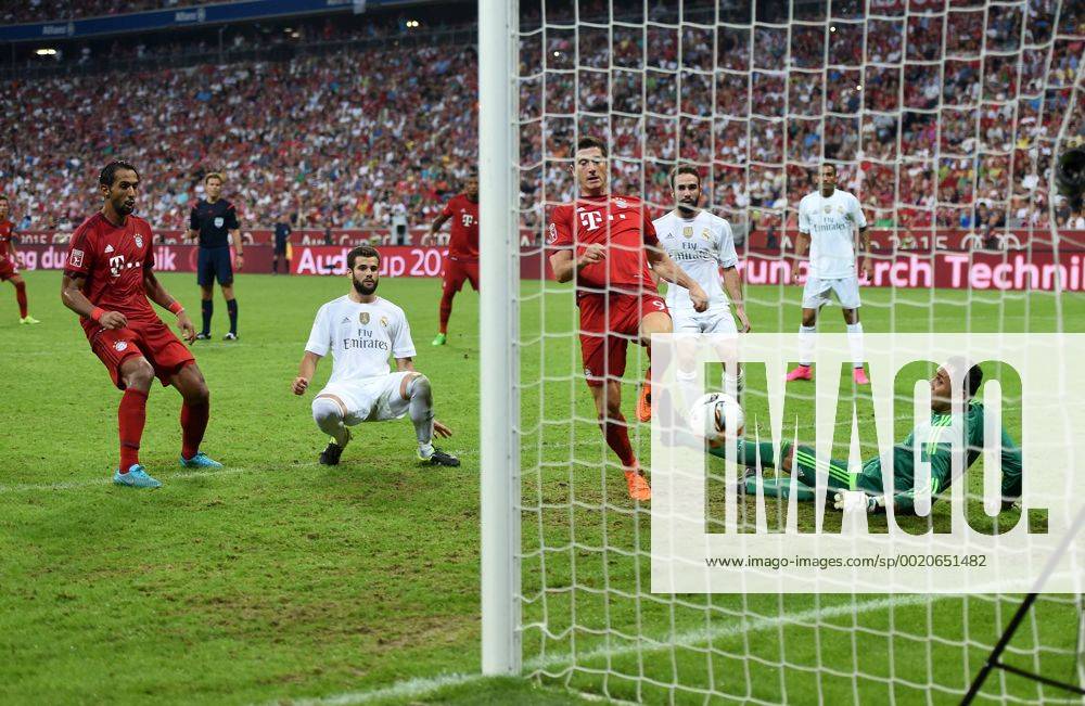 Audi Cup 2015 Saison 2015 2016 Finale FC Bayern Muenchen - Real Madrid 05.08.2015 Robert Lewandowski (Mitte, FC Bayern Muenchen) erzielt das Tor zum 1:0. Torwart Keylor Navas (re, Real Madrid) ist geschlagen