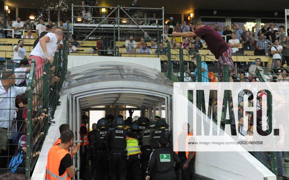 Fussball, Herren, DFB-Pokal, Saison 2015 2016 (1. Runde), BFC Dynamo - FSV Frankfurt, beim Gang in die Kabine muss die Polizei das Schiedsrichterkollektiv um Matthias Jöllenbeck vor aufgebrachten BFC-Fans auf der Haupttribüne schützen, Bierbecher flogen, 07.08. 2015,