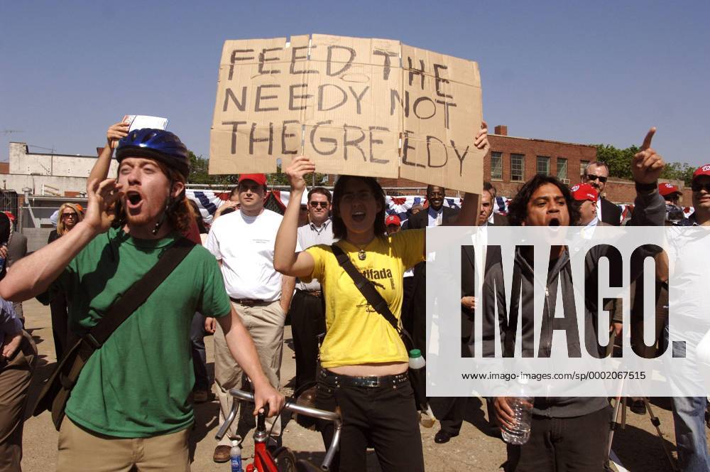 Demonstranten protestieren gegen den Stadionneubau der Washington Nationals, da diesem eine Obdachlosenunterkunft zum Opfer fallen soll - (wap20060504513) Baseball Herren MLB 2006, Major League, Stadionneubau, Stadionbau, Neubau, neues Stadion, neu, Baubeginn, Zeremonie, Gruppe Washington D.C., DC Bürger Wut, Enttäuschung